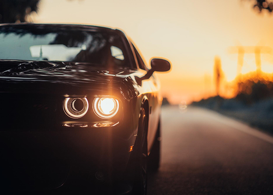 coche tuneado atardecer